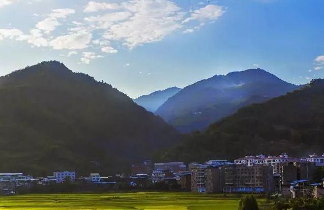 万州弹子镇地处万州西部边陲,东邻开州区岳溪镇,南倚余家,后山镇,西接