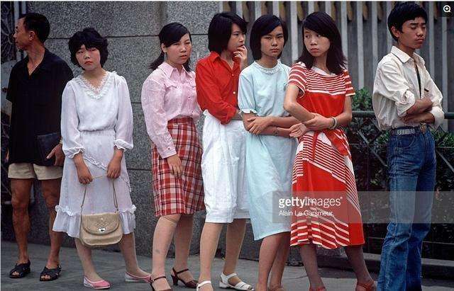 80年代中国夏天老照片,炎热的夏天女孩们穿着长裙,短袖,相比现在来说