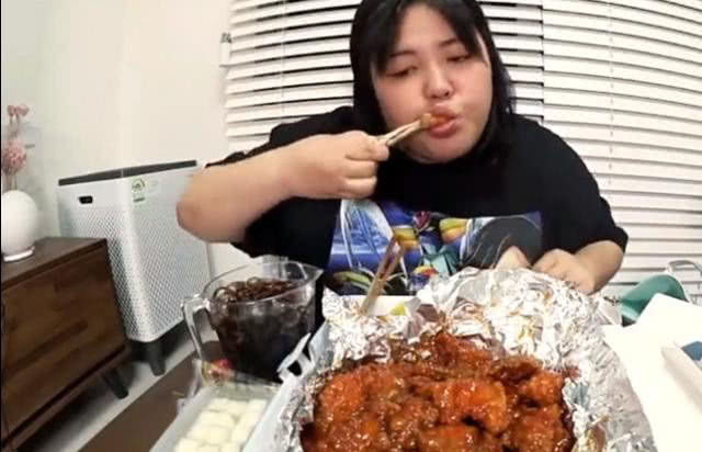 韩国吃播胖妞秀彬吃锡纸烤鸡腿,网友:符合气质