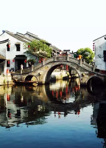 亭台楼阁,小桥流水, 互相映衬,缺一不可, 桥在中国园林中扮演者重要