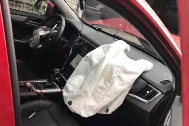 全国首例！追尾后安全带把车主“勒”进医院？！荣威又搞事情了~