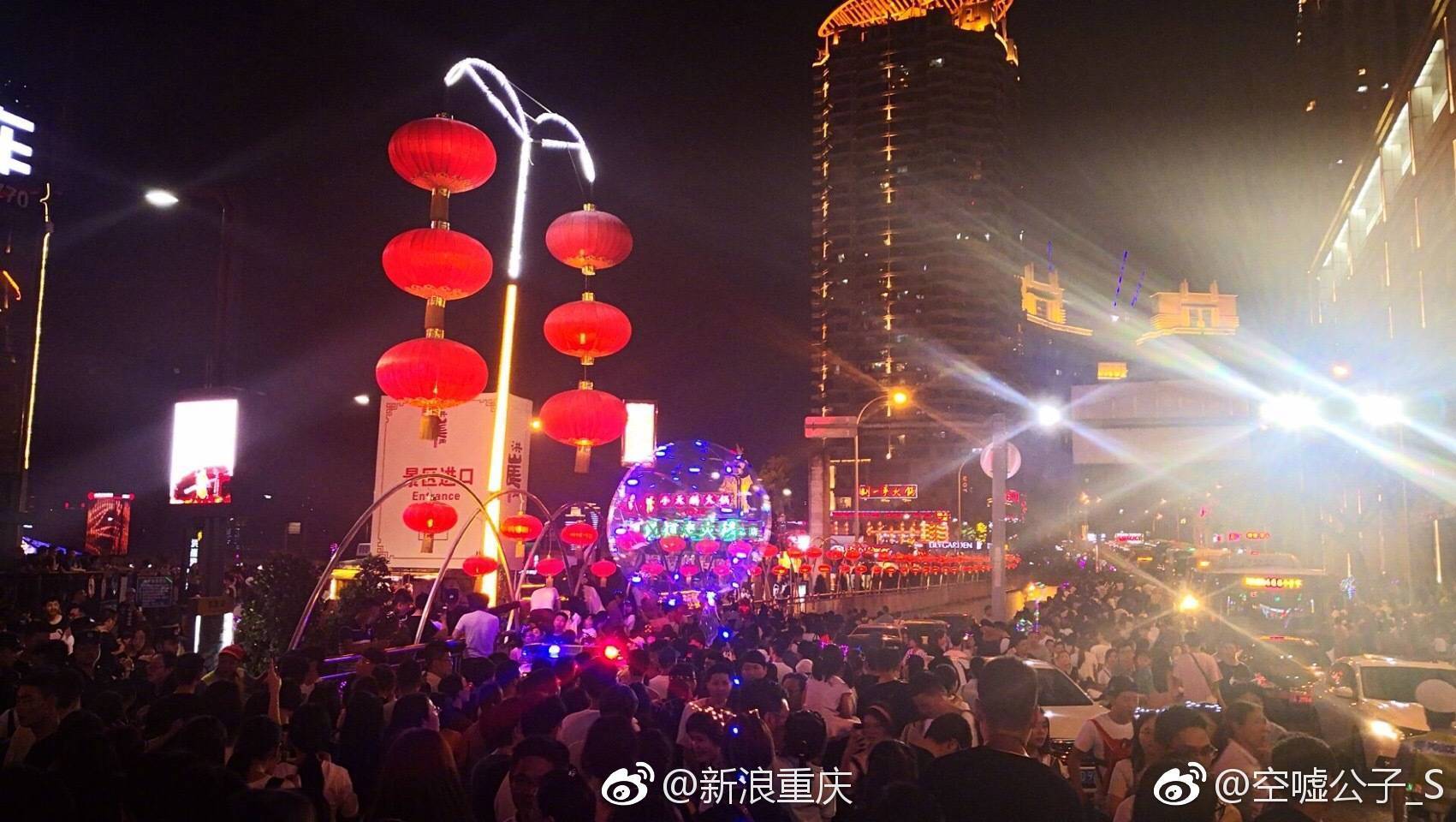 今晚洪崖洞到底有多红：人多得限流了 千厮门和东水门大桥被迫限行
