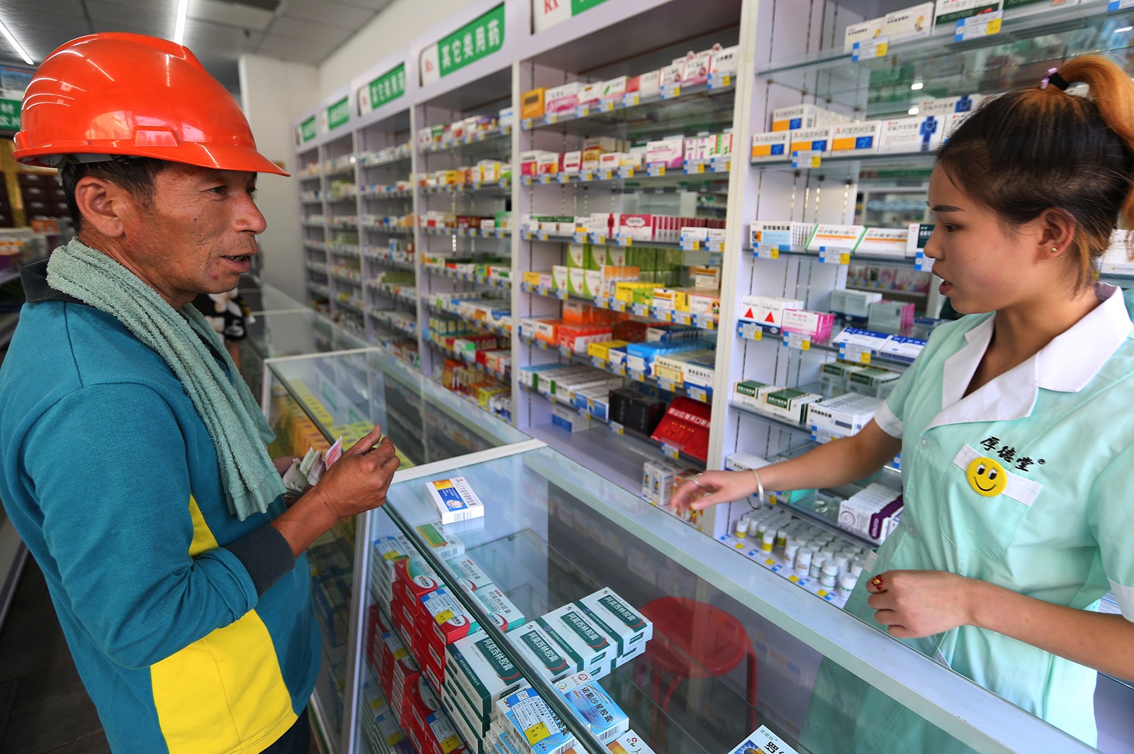 乡村投递员贷款3000元买摩托车送快件 步行投