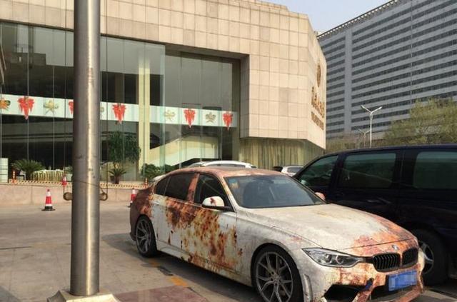 宝马车主为了防盗, 把车身做旧近似报废, 智商捉急?