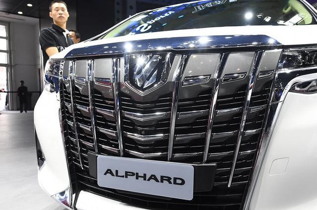 比奔驰保时捷还牛，关税下调它不降还涨6万，却一堆人排队等着买