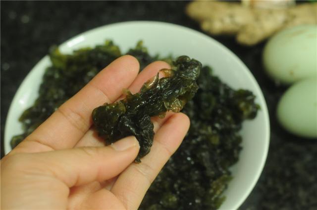地皮菜的生长环境比较多的土粒,因此褶皱里面也有很多的灰尘,清洗的