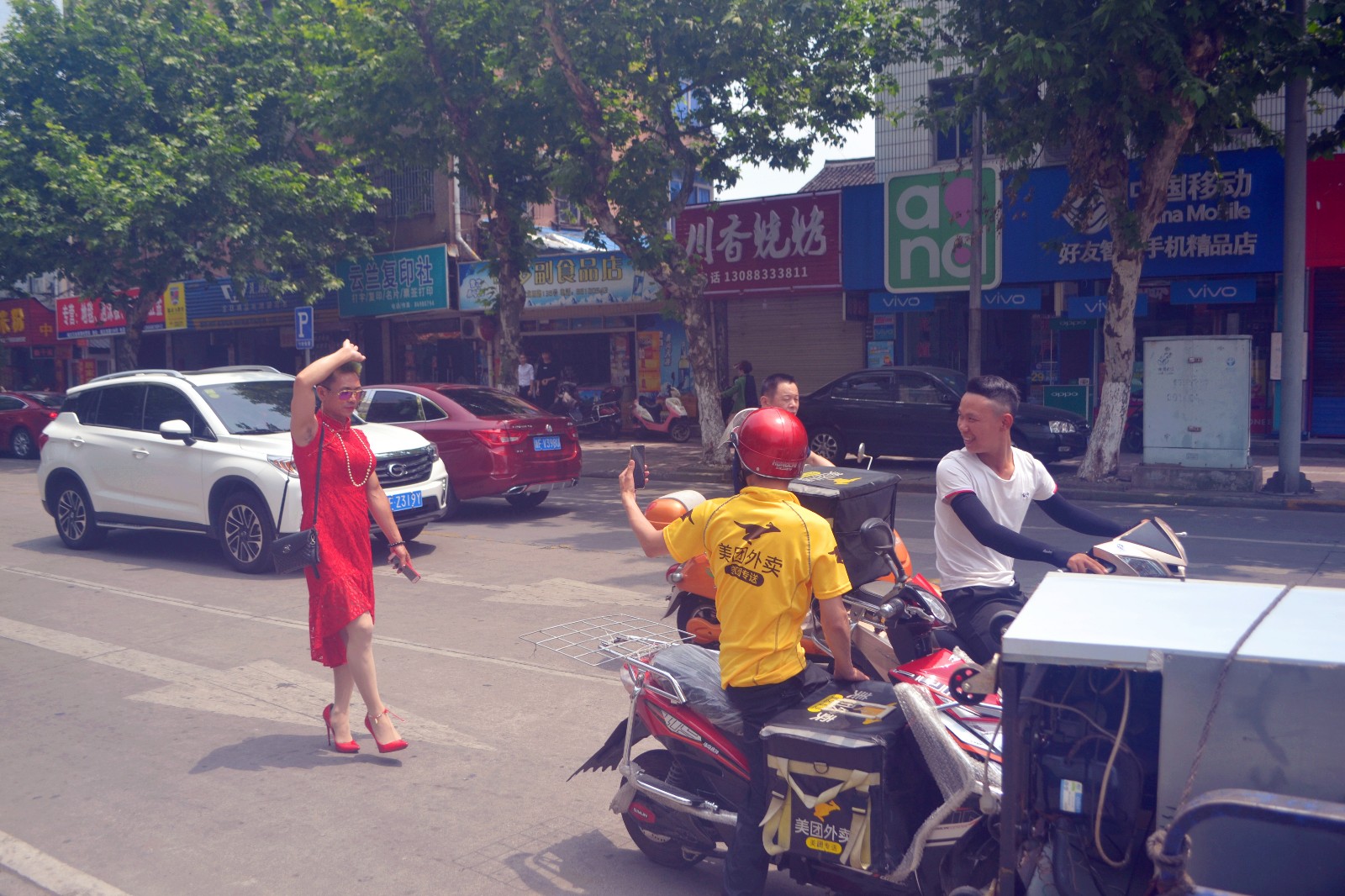 独家跟拍嘉兴街头身穿文胸丝袜高跟鞋网红男,为什么那样红