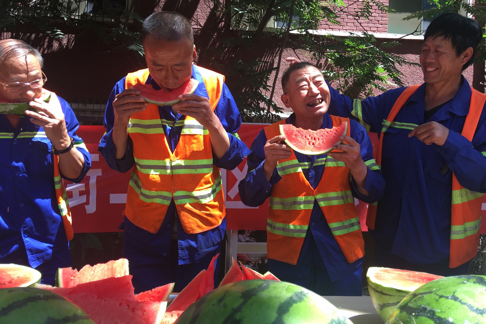 环卫工比赛吃西瓜一句话听得人心酸:这瓜真好