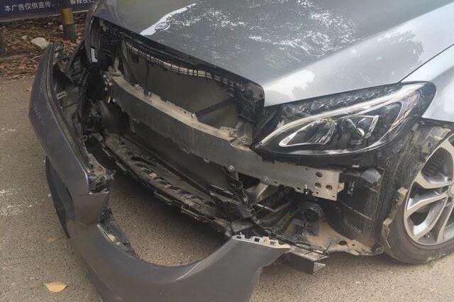 奔驰C级一个月内出4次事故，网友：你需要一个会开车的男朋友