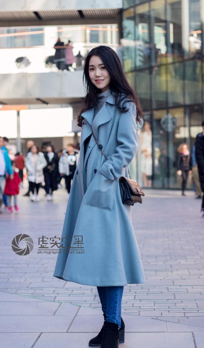 北京街拍,蓝色紧身衣与牛仔裙,轻熟风搭配彰显知性优雅美!
