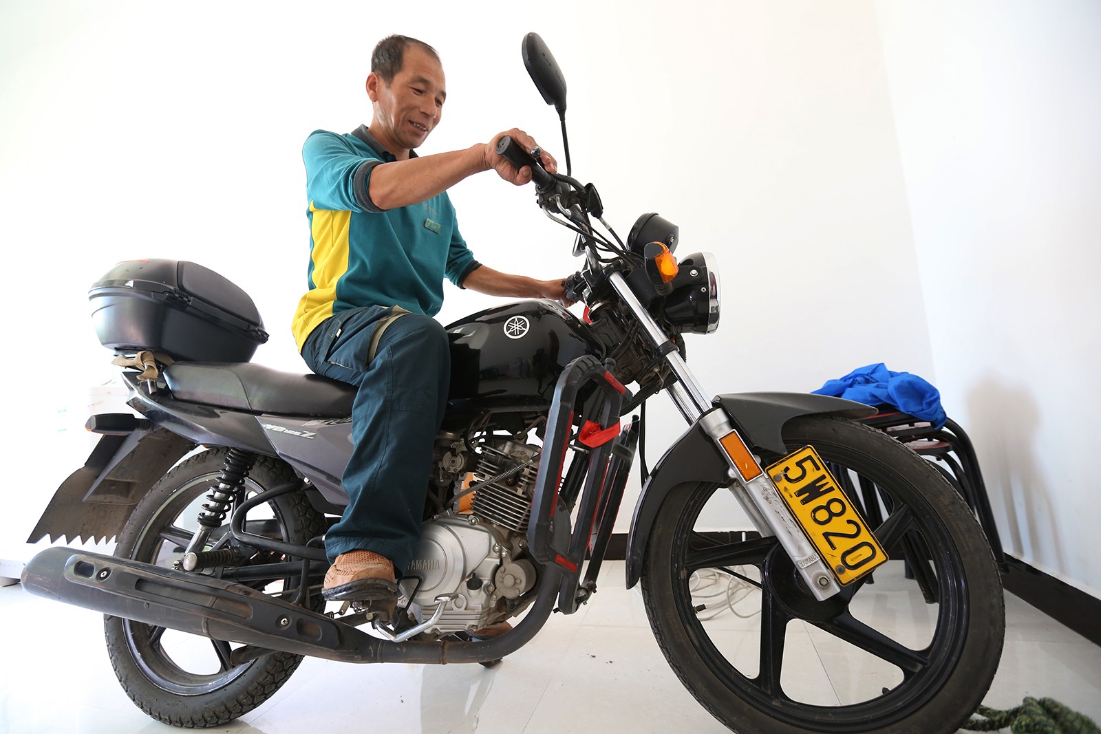 乡村投递员贷款3000元买摩托车送快件 步行投