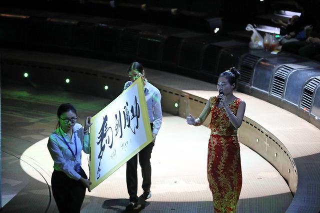 精彩纷呈的傣秀现场,在开场白上也落入出售书法作品的俗套