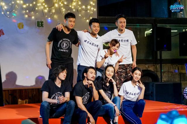 韩雪晒上戏01级新旧聚会照,胡歌袁弘成焦点,韩