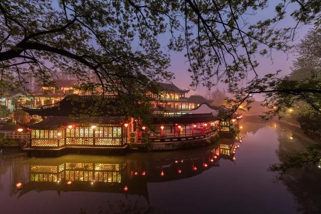 小桥,流水,人家,在灯火璀璨的夜晚,更展现了古城扬州,幽深古巷的江南