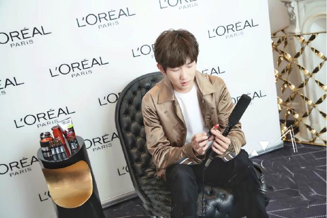 王源巴黎时装周采访花式比心,谈论对大猪蹄子