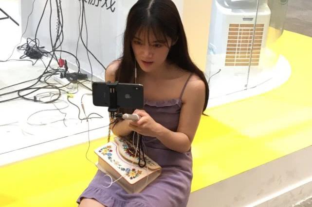 LPL美女主持小钰晒CJ美照,和网友拍到的差距