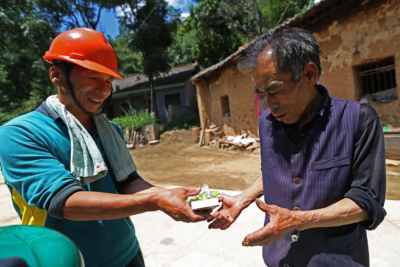 乡村投递员贷款3000元买摩托车送快件 步行投