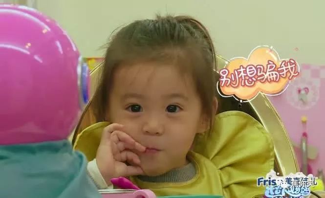 贾静雯整蛊女儿，咘咘一脸懵，连饭都忘记吃了，波妞的表情亮了