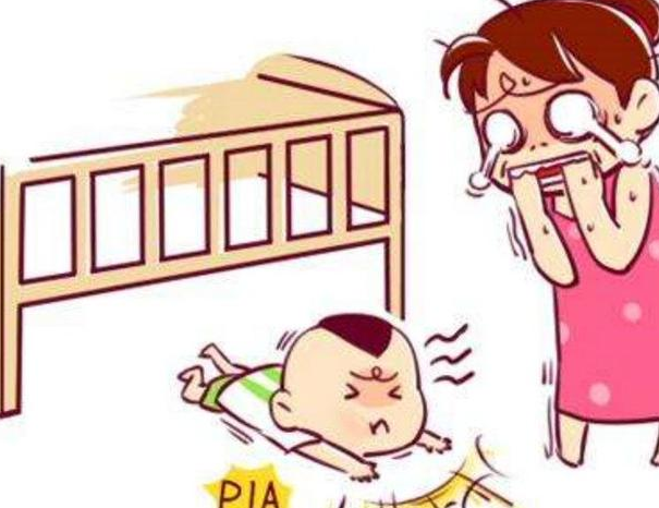 大部分宝宝都曾摔下床,摔下床后,立刻抱起是错