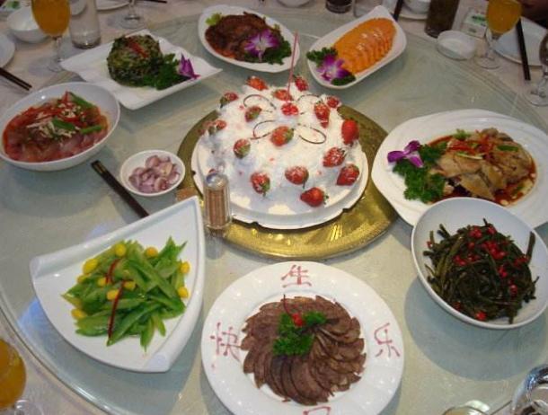 父亲生日俺回家吃饭,刚进家门看见一人从厨房出来,俺转身离去