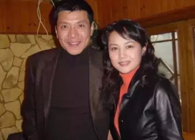 53岁茹萍曾带7岁女儿二婚,嫁小3岁的丈夫,如今待继子视如己出