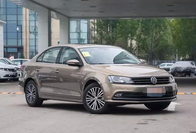 农村小伙女朋友嫌五菱档次低, 换了这台车她说: 很高级