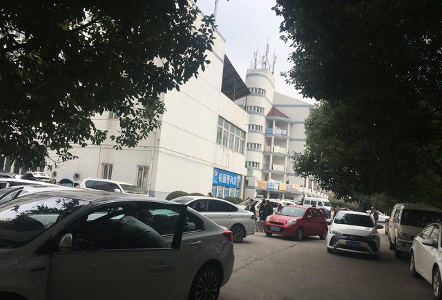 有一种堵车叫“爸妈送孩子上学”， 这是一份沉甸甸的爱！