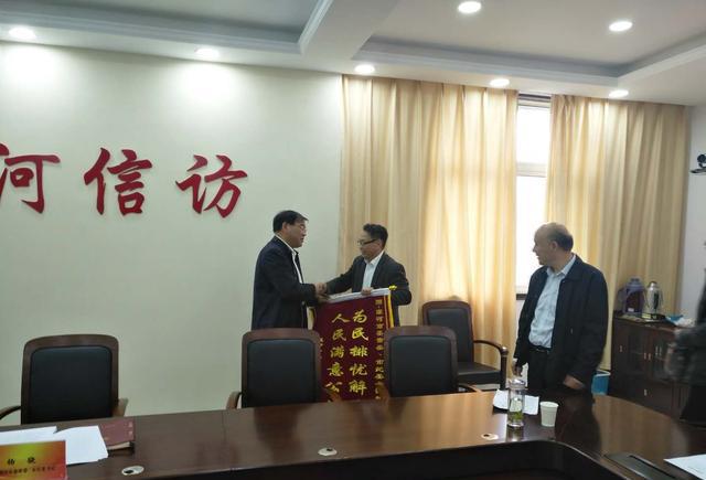 一面特殊意义的锦旗|侵权|锦旗|信访局_新浪网
