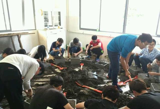 工科大学生金工实习 每个人都要做一把小锤子