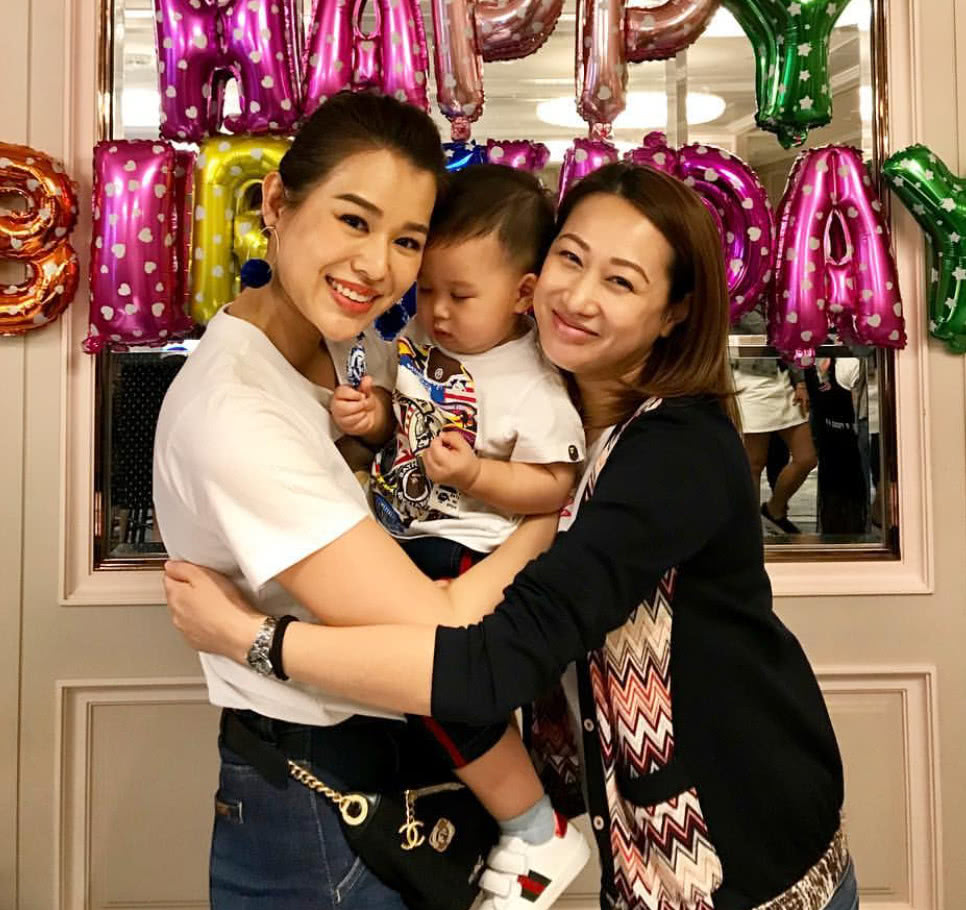 胡杏儿夫妇再为儿子举行周岁生日派对宝宝萌呆出镜可爱爆表