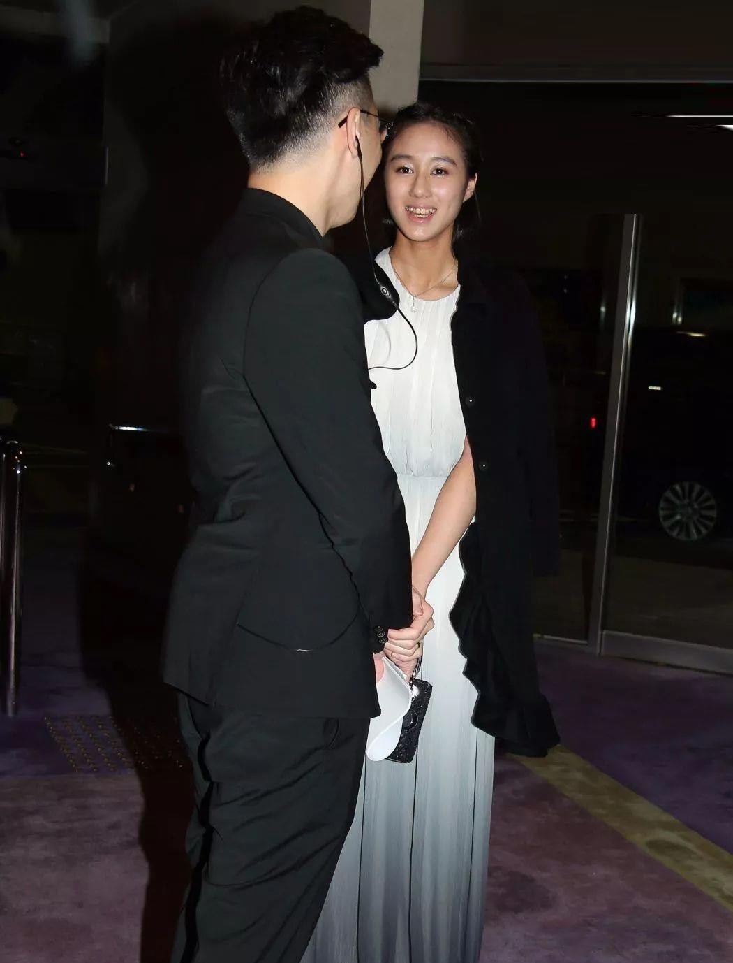 赌王19岁女儿何超欣从小美到大,自认是宅女,至今未谈