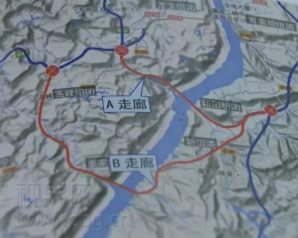 项目起点设鹿山枢纽互通接已建成的梁万高速后, 沿万州经开区高峰
