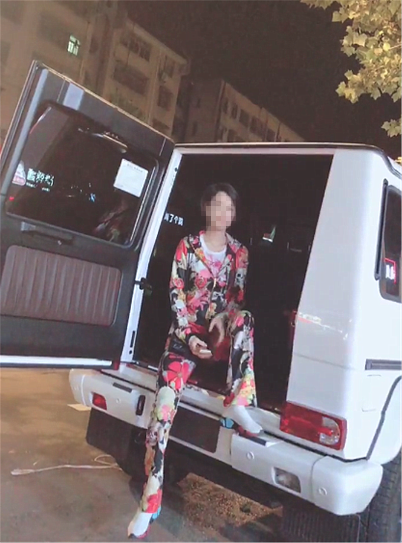 百万奔驰大G现街头,女车主下车摆地摊买衣服!