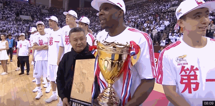 哈神捧mvp奖杯时全场鸦雀无声,场均1分之人戴奖牌时全场掌声