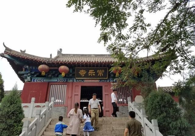 常乐寺位于邯郸峰峰矿区北响堂山脚下,以前还