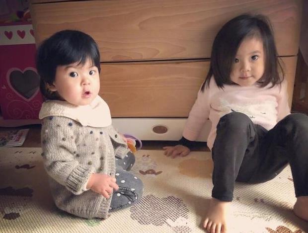 修杰楷日常晒娃被咘咘波妞叫醒，张大嘴的咘咘好可爱，波妞长大了