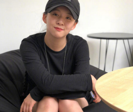 小彩旗晒素颜照回应变胖,清纯可爱很迷人,靠这