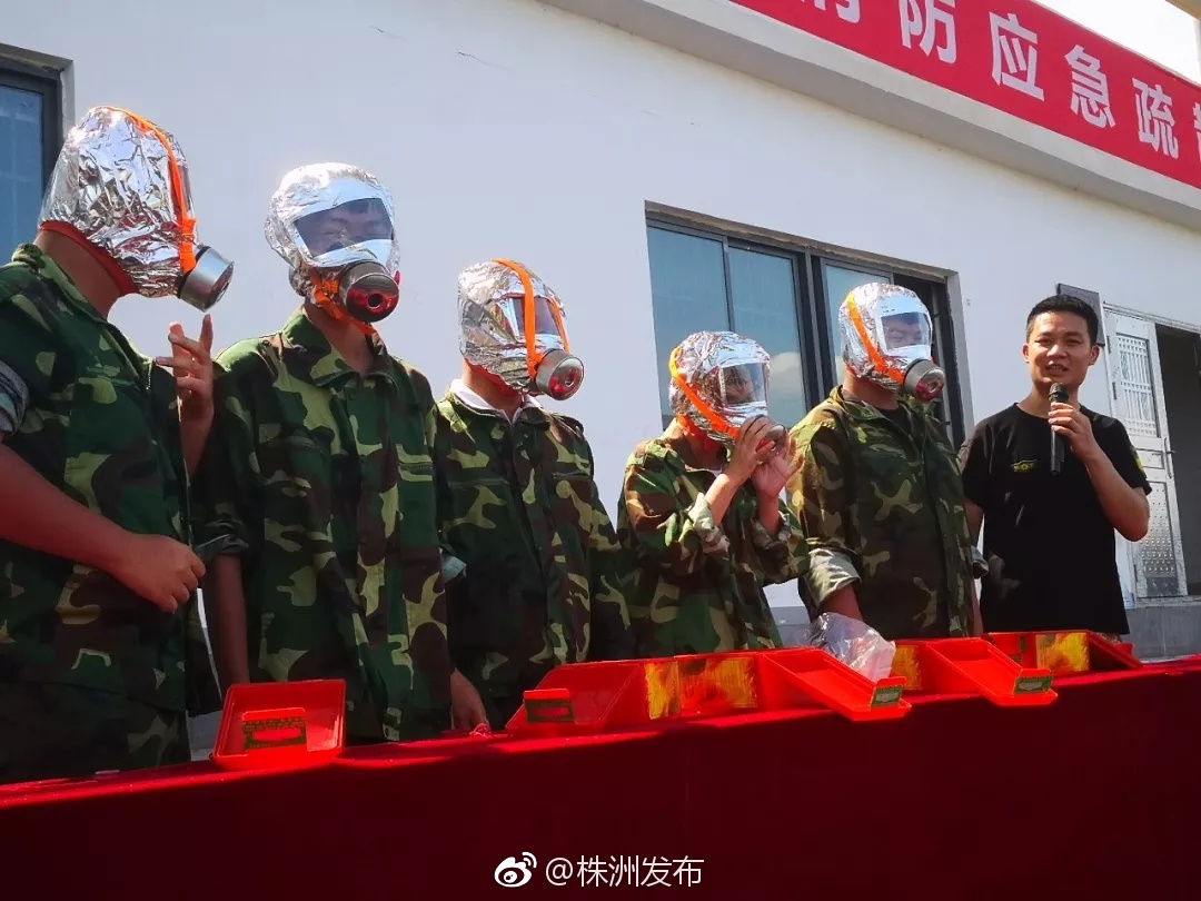 走进市二中2018级新生军训消防应急疏散演练