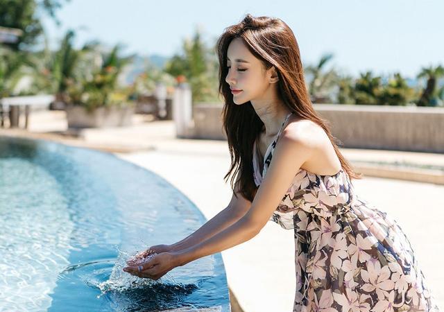 时尚碎花连衣裙美女孙允珠唯美沙滩美拍