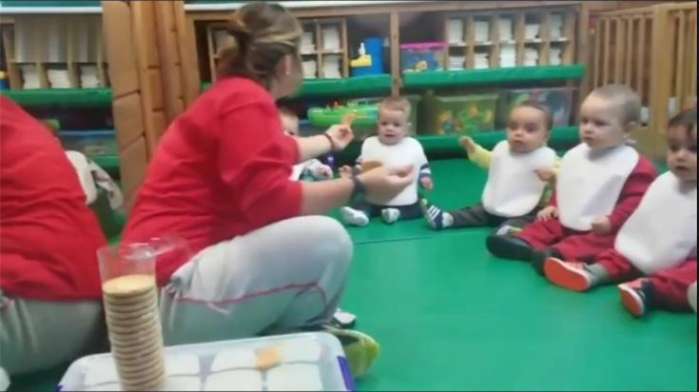 几个月的宝宝被送进托儿所, 围成一圈等老师发