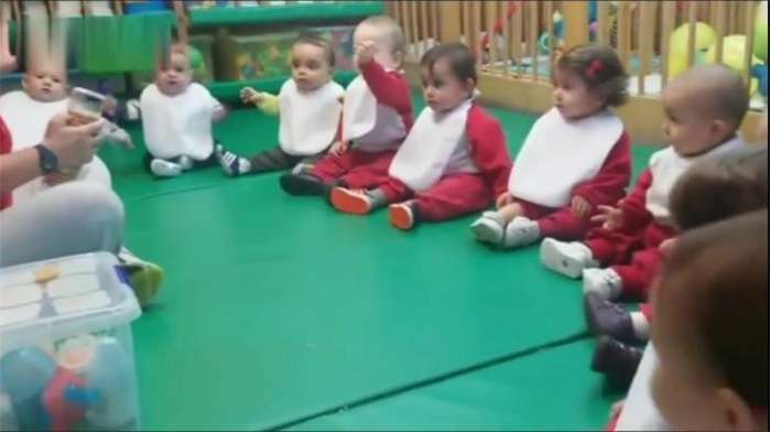几个月的宝宝被送进托儿所, 围成一圈等老师发