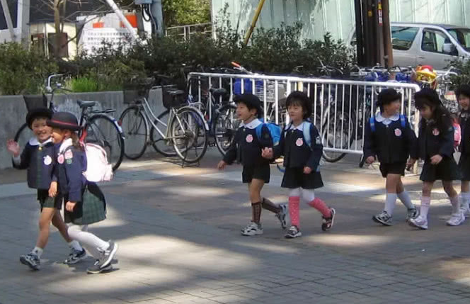 日本小学生放学,都是自己回家,家长从不接送,不怕丢吗?