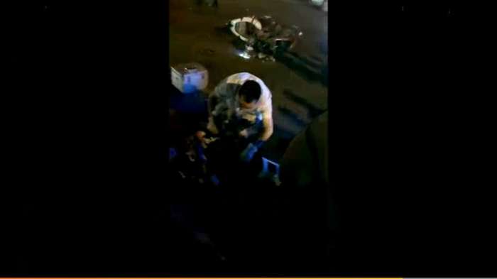 广东汕头摩托车狂飙闯灯 撞上小货车 一人飞到