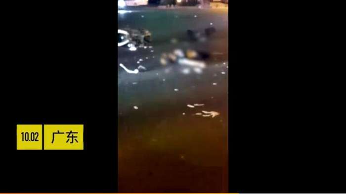 广东汕头摩托车狂飙闯灯 撞上小货车 一人飞到