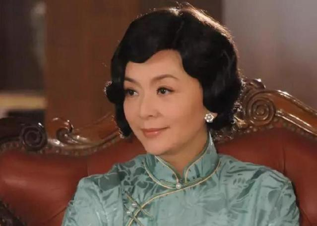 两人都是周润发前女友，一个是最美港姐，一个却早年丧夫！