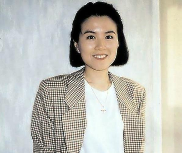 两人都是周润发前女友，一个是最美港姐，一个却早年丧夫！