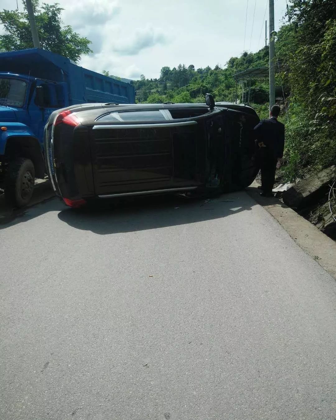 奉节至竹园燕子岩路段发生交通事故,造成大堵车