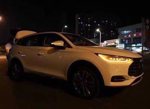 比亚迪唐二代夜间实拍，继承奥迪“灯具厂”或不足13万还看P8？