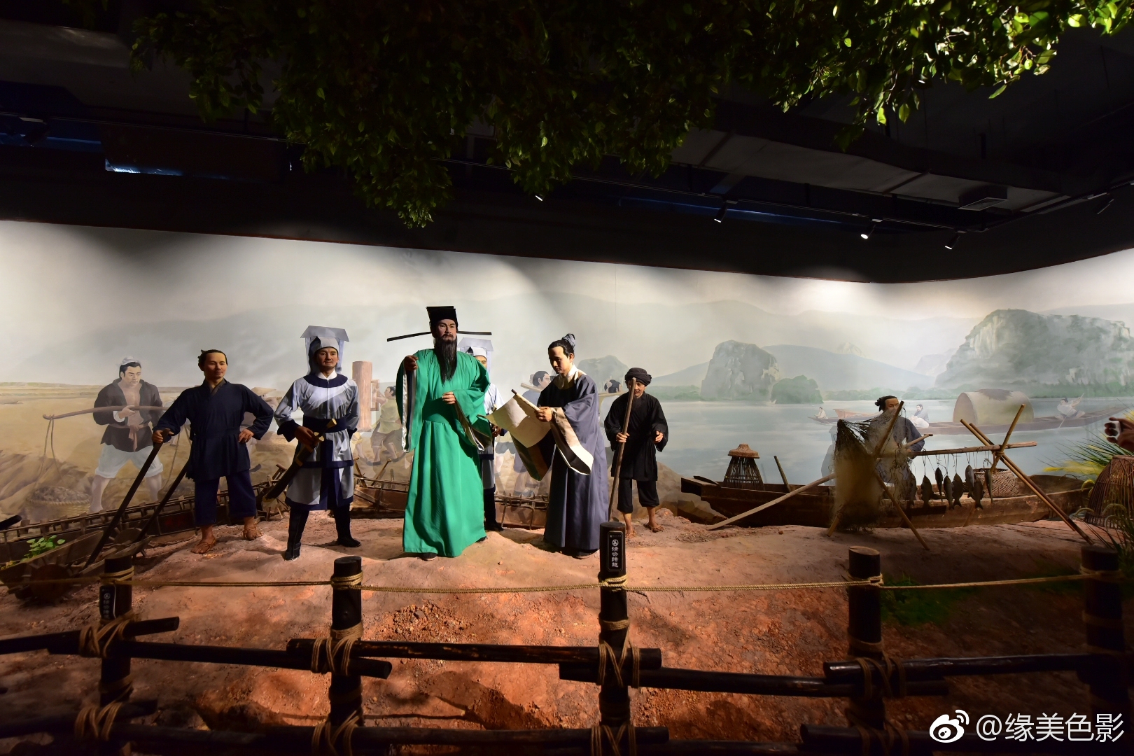 包公做官清正廉明，有“民本”思想，关心民间疾苦，断案公正