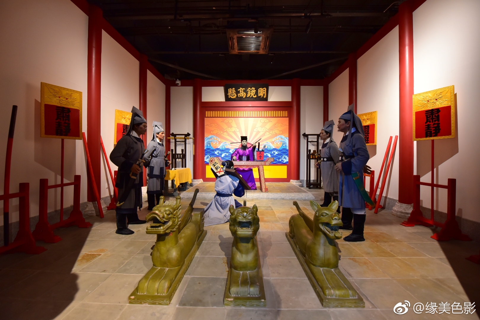 包公做官清正廉明,有“民本”思想,关心民间疾苦,断案公正